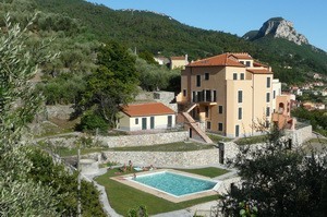 Xtrallusion offers characteristic Bed and Breakfast, B&B, Guest House, Hotel, Albergo and Country Lodge accommodation in Italy. Plus independent self-guided Walking, Adventure, Activity, Skiing and Paragliding Holiday itineraries on the Italian Rivieras, in the Italian Lakes, in the Italian Alps and in some of the most beautiful corners of Italy.
